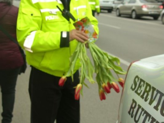 Poliţiştii locali au împărţit flori doamnelor şi domnişoarelor aflate în trafic de 8 Martie - VIDEO